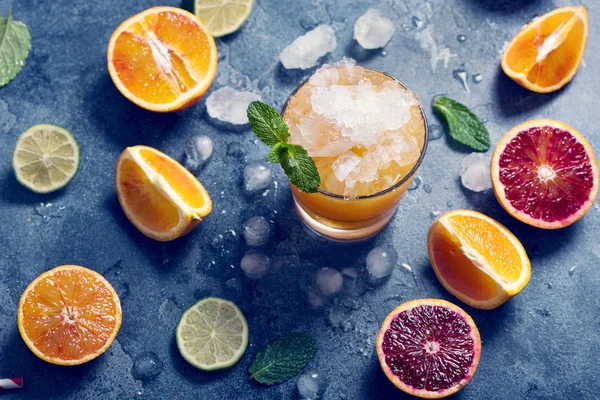 Cocktail Rafraîchissant Avec Glace Écrasée Boisson Estivale Juteuse Aux Agrumes — Photo