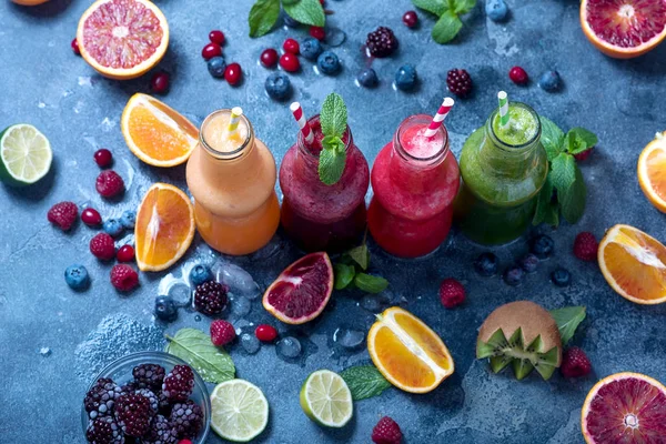 Botellas Con Diferentes Batidos Colores Bebida Saludable Con Bayas Frutas —  Fotos de Stock