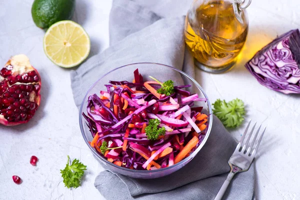 健康的冬季沙拉 配红色卷心菜 胡萝卜 甜菜根 维生素食品 — 图库照片
