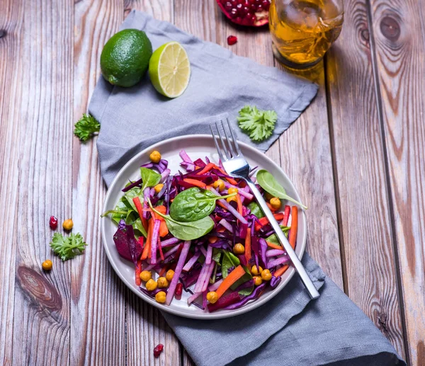 Gesunder Wintersalat Mit Rotkohl Gebackenen Kichererbsen Karotten Roter Bete Spinat — Stockfoto