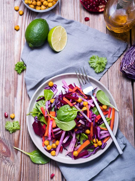 Gesunder Wintersalat Mit Rotkohl Gebackenen Kichererbsen Karotten Roter Bete Spinat — Stockfoto