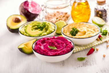 Renkli Humus, farklı dips, vegan aperatif, pancar ve avokado Humus, vejetaryen yemek