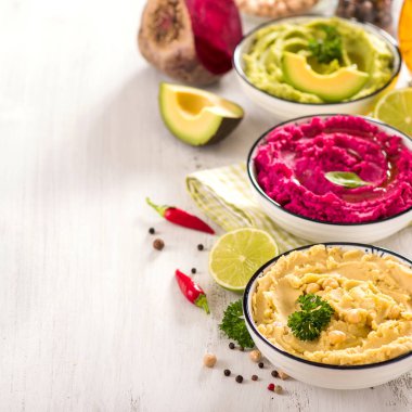 Renkli Humus, farklı dips, vegan aperatif, pancar ve avokado Humus, vejetaryen yemek, kare görüntü