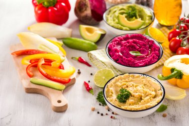 Renkli Humus, farklı dips, vegan aperatif, pancar ve avokado Humus, vejetaryen yemek