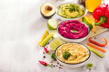Renkli Humus, farklı dips, vegan aperatif, pancar ve avokado Humus, vejetaryen yemek