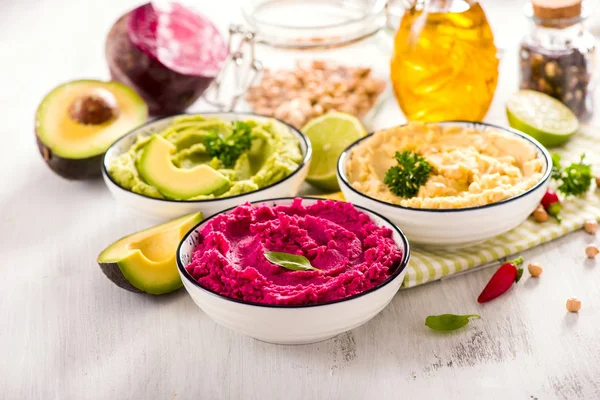 Bunter Hummus Verschiedene Dips Veganer Imbiss Rote Bete Und Avocado — Stockfoto