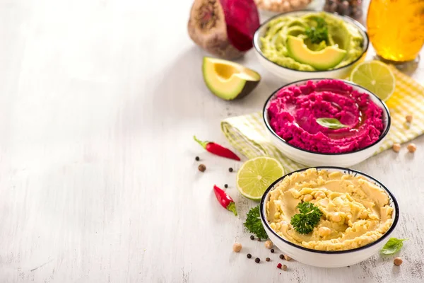 Hummus Colorido Diferentes Mergulhos Lanche Vegan Beterraba Hummus Abacate Comer — Fotografia de Stock