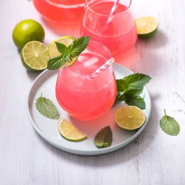 Limon ve nane ile Rhubarb içecek, ferahlatıcı yaz içeceği