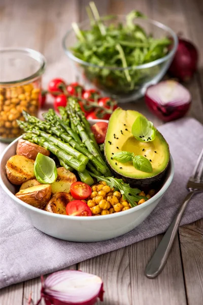 Gesundes Abendessen mit grünem Spargel, Linsen und scharfen Kichererbsen — Stockfoto