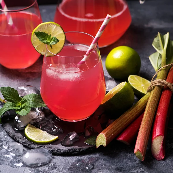 Boisson à la rhubarbe avec citron vert et menthe, boisson rafraîchissante d'été — Photo