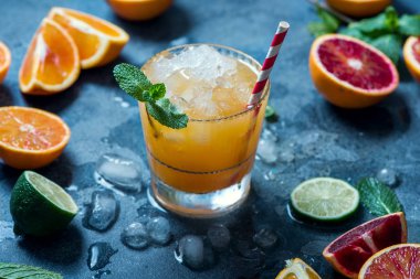 Kaza buz ile yaz kokteyli, narenciye ile sulu yaz içki