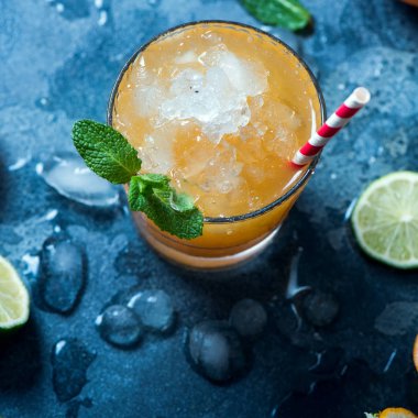 Kaza buz ile yaz kokteyli, narenciye ile sulu yaz içki