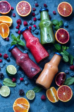 Çilek ve narenciye ile şişelerde Renkli smoothies, o