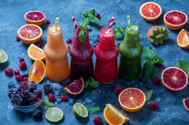 Çilek ve narenciye ile şişelerde Renkli smoothies, o