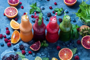 Çilek, ıspanak ve narenciye f ile şişelerde Renkli smoothies