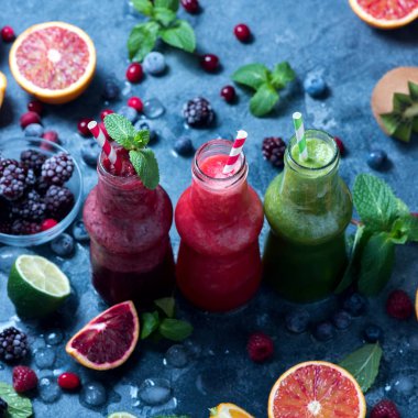 Çilek ve narenciye ile şişelerde Renkli smoothies, o