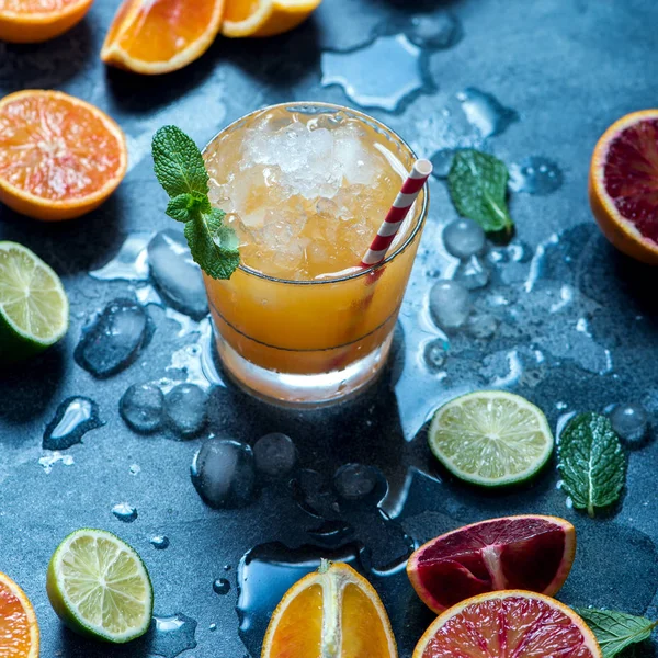 Coquetel de verão com gelo batido, bebida suculenta de verão com frutas cítricas — Fotografia de Stock