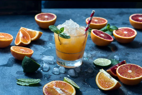 Coquetel de verão com gelo batido, bebida suculenta de verão com frutas cítricas — Fotografia de Stock