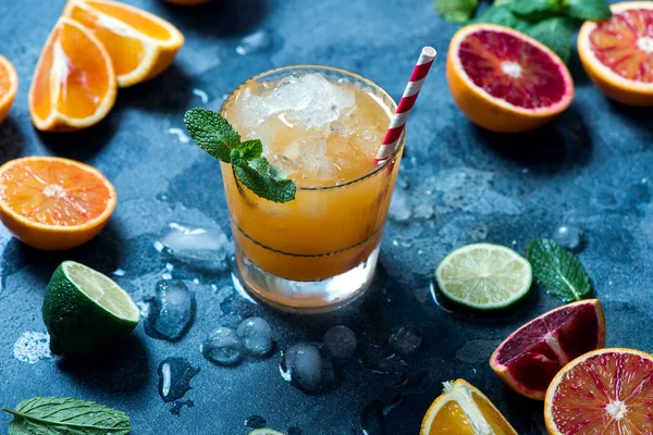 Sommercocktail mit Crash Ice, saftige Sommergetränke mit Zitrusfrüchten — Stockfoto