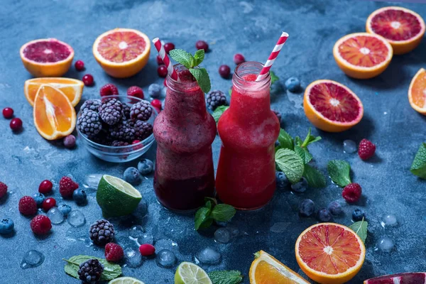 Berry smoothie with oranges and mint, healthy vitamin drink in b — Stock Photo, Image