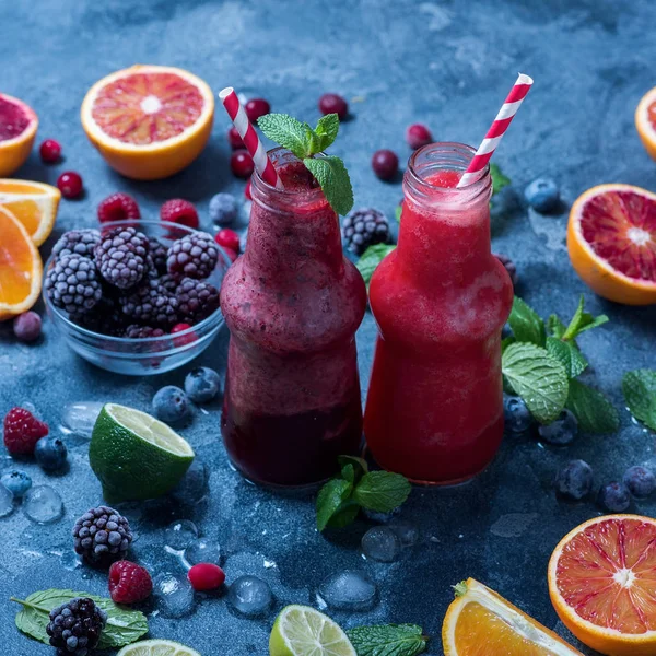 Berry smoothie with oranges and mint, healthy vitamin drink in b — Stock Photo, Image