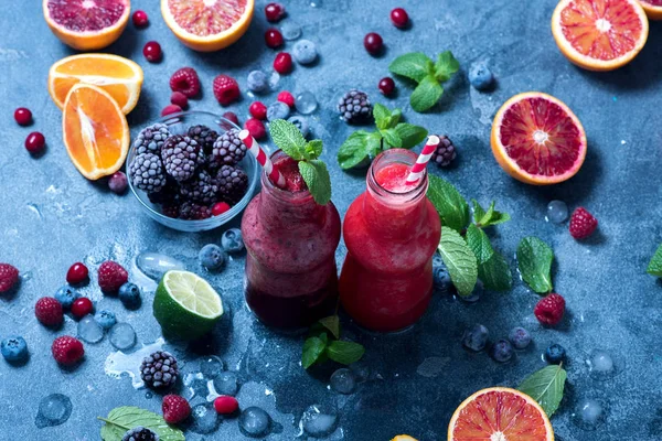 ベリーや柑橘類の果物とボトルのスムージー、健康的なvit — ストック写真