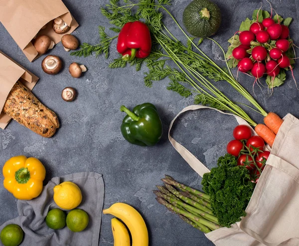 可重复使用棉袋中的健康有机蔬菜和生物食品, — 图库照片