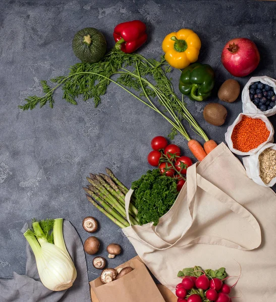 健康有机蔬菜和食品在可重复使用的棉袋，生态- — 图库照片