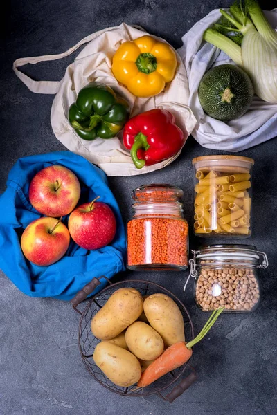 健康有机蔬菜和食品在可重复使用的棉袋，生态 — 图库照片