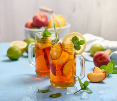 Şeftali, limon, limon ve buz küpleri ile nane ile buzlu çay, su