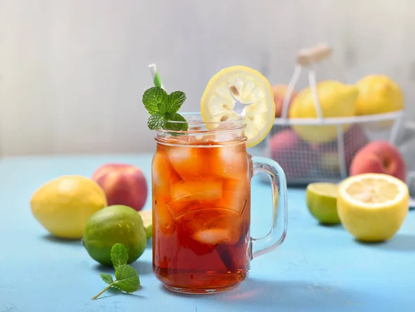 Thé glacé aux citrons, aux citrons verts et à la menthe avec glaçons, refr d'été — Photo