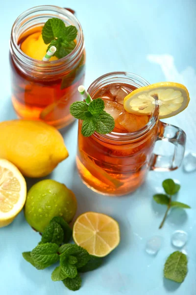 Tè freddo con limoni, lime e menta con cubetti di ghiaccio, refr estivo — Foto Stock