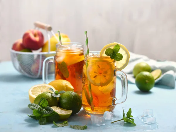 Eistee mit Zitronen, Limetten und Minze mit Eiswürfeln, Sommerref — Stockfoto