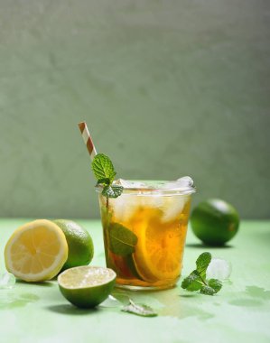 Buzlu çay, yaz ferahlatıcı içecek veya limon ve l ile kokteyl