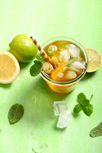 Iced tea, summer refreshment drink or cocktail with lemons and l — Stock Photo, Image