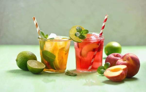 Thé glacé, boisson rafraîchissante d'été ou cocktails, citron, pêche et an — Photo