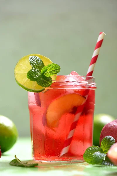 Boisson rafraîchissante ou cocktail d'été, pêche rouge et citron vert glacé te — Photo