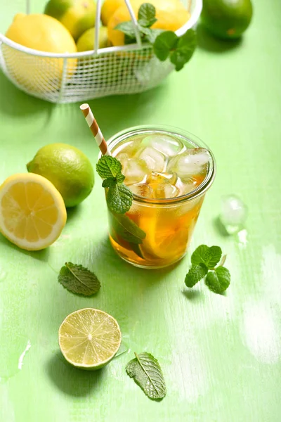 Bebida o cóctel de refresco de verano, té helado de limón y lima — Foto de Stock