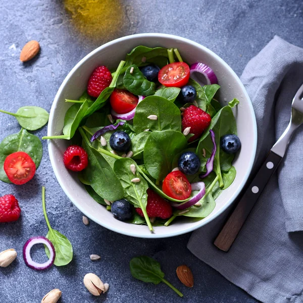 Çilek ve tohumile Ispanak salatası, öğle yemeği için sağlıklı atıştırmalık, t