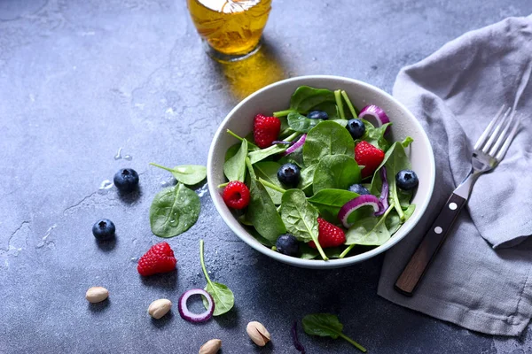 Spinatsalat mit Beeren und Samen, gesunde Zwischenmahlzeit zum Mittagessen — Stockfoto