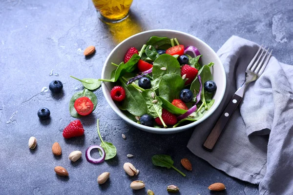 Špenátový salát s bobule a semeny, zdravé občerstvení na oběd — Stock fotografie