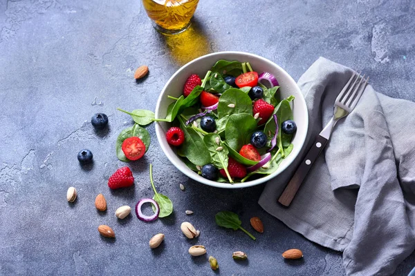 Салат зі шпинату з ягодами та насінням, здорова закуска на обід — стокове фото