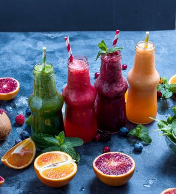 Şişelerde renkli detoks smoothie, yaz diyet taze içecek, kırmızı