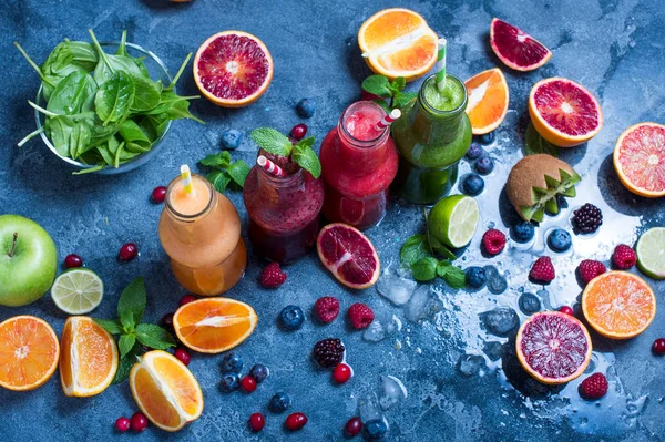 Colorful detox smoothie in bottles, summer diet fresh drink, red — Stock Photo, Image