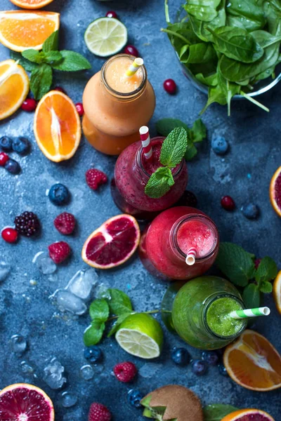 Colorido batido de desintoxicación en botellas, dieta de verano bebida fresca, rojo —  Fotos de Stock