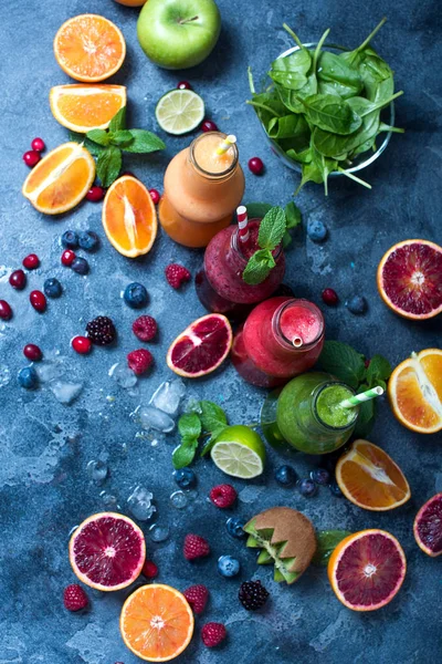 Smoothie de désintoxication coloré en bouteilles, boisson fraîche diète d'été, rouge — Photo