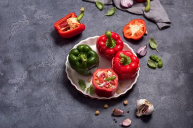 Pirinç ve nohut ile vejetaryen biber veya kırmızı biber dolması, v