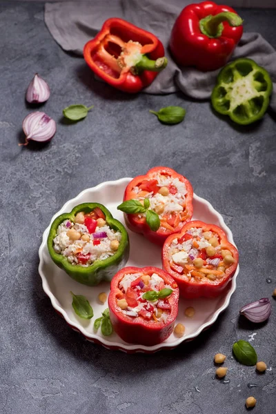 Pimentos vegetarianos recheados ou páprica com arroz e grão de bico, v — Fotografia de Stock