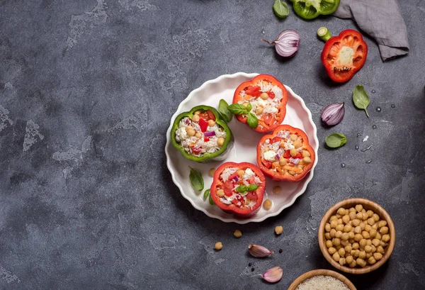 Gefüllte Paprika oder Paprika mit Reis und Kichererbsen, vegane Kekse — Stockfoto