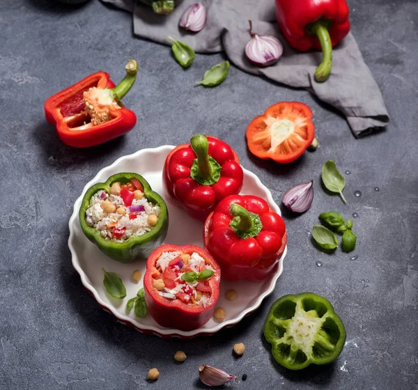 Pimientos vegetarianos rellenos o pimentón con arroz y garbanzos, v — Foto de Stock